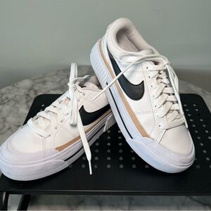 Nike Women’s Court Legacy Lift- 5.5